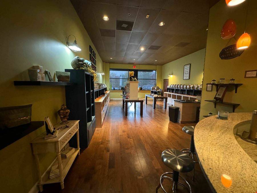 950 SF Retail Space across from Mt Vernon Plaza