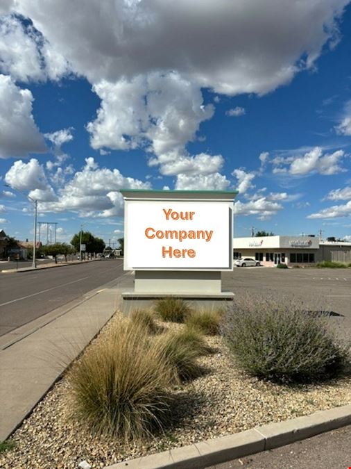 9,000+-sf retail showroom in Socorro