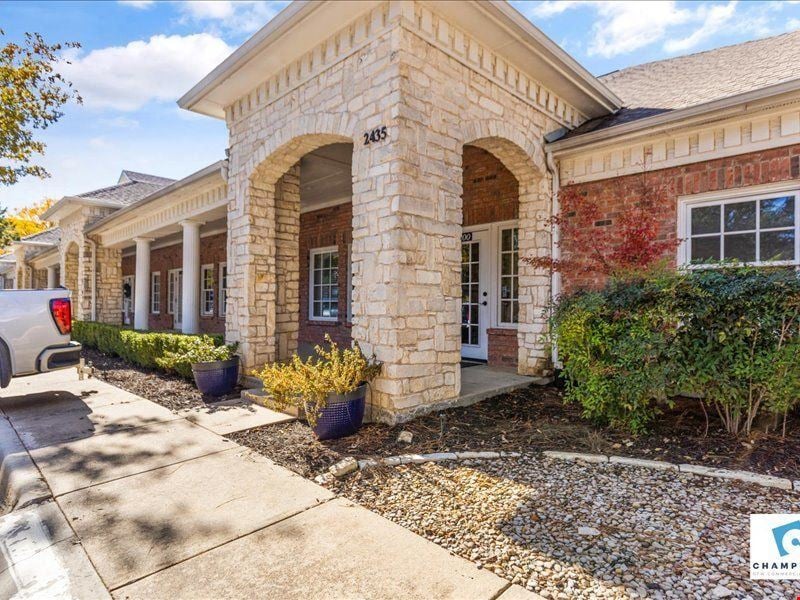 2425-2435 E Southlake Blvd