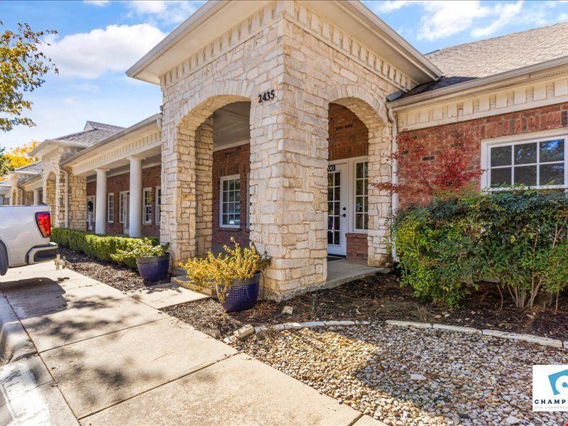 2425-2435 E Southlake Blvd