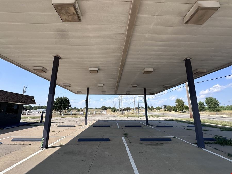 RETAIL/OFFICE NEAR SENECA & I-235