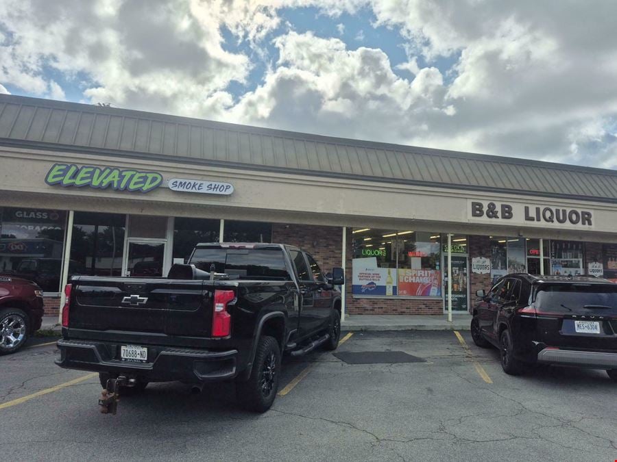 7 Kelly Dr. - 1,200± SF Retail / Office Space Available in Established Neighborhood Plaza