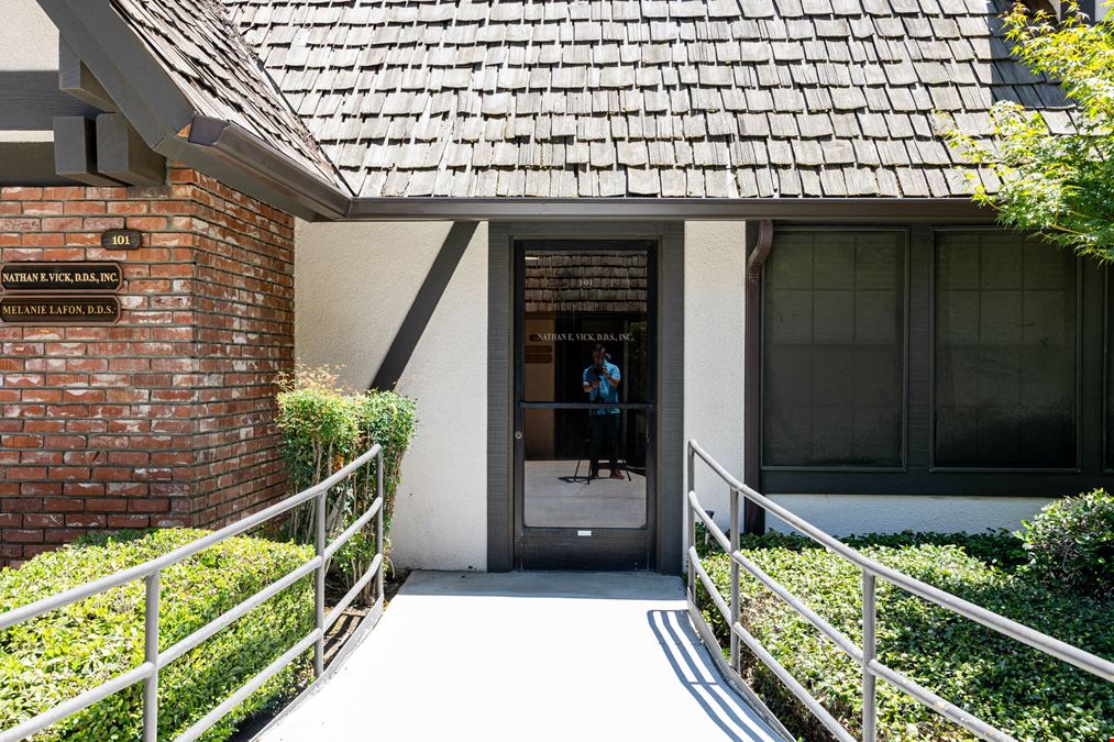 Coventry Square - 6215 N Fresno St
