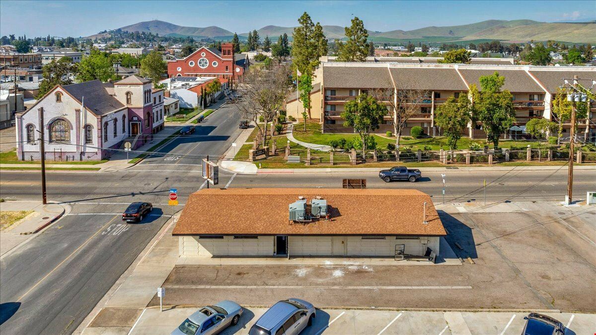 Owner User/Investment Retail Building in Porterville, CA
