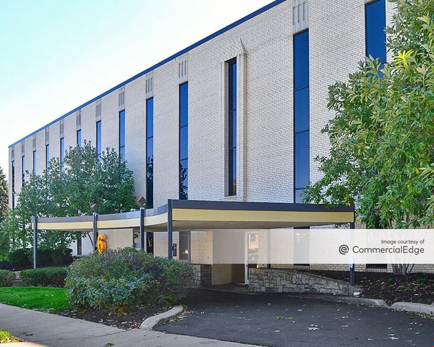 Cloverleaf Building 6