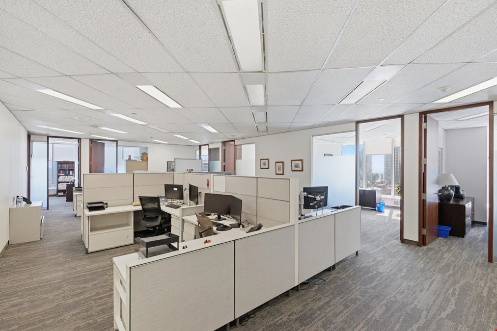 20 Queen St W