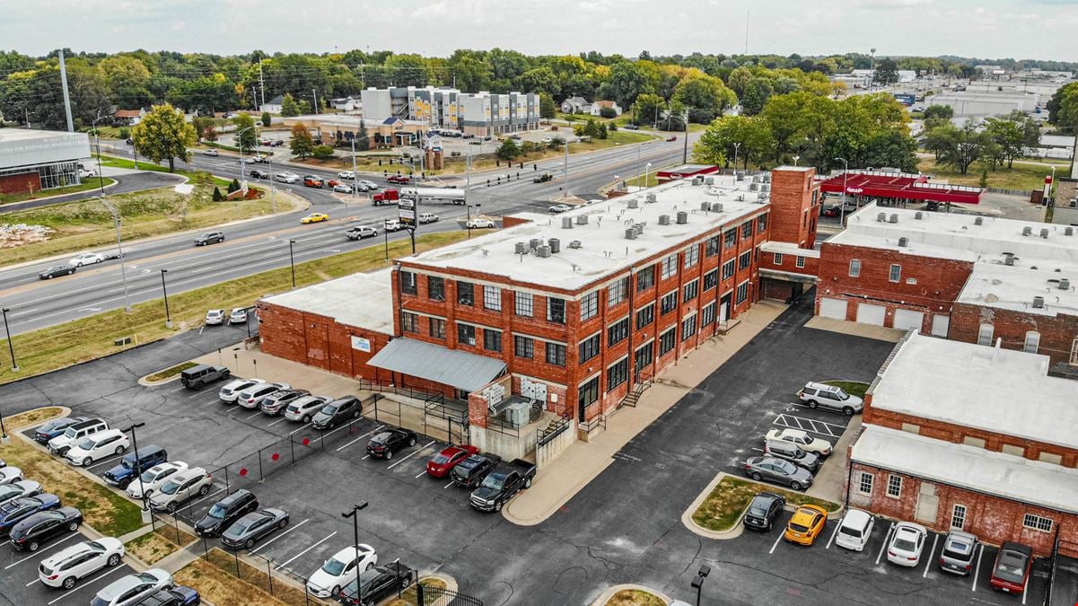2,705 SF Office / Retail For Lease on Chestnut & National