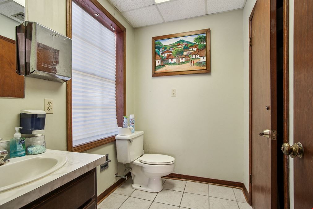 Spacious Medical Clinic in Prime Location in Doctor's Row in Metairie