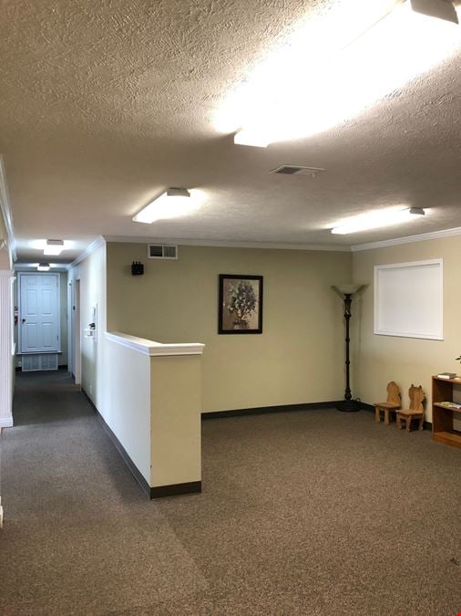 1,980 SF Building For Retail/Office Use