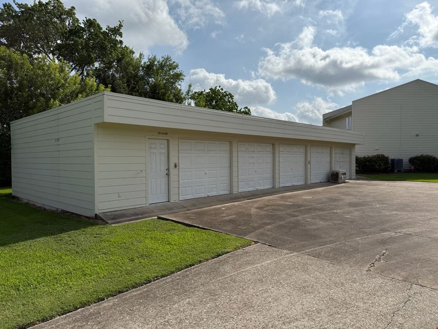 5 Acres 2 Apartments 2 Townhomes 5700 SF Auditorium