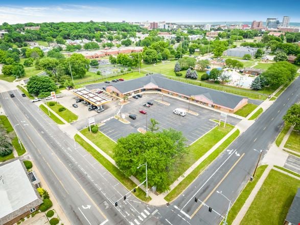 Preview of Retail space for Rent at 200 N Macarthur Hwy