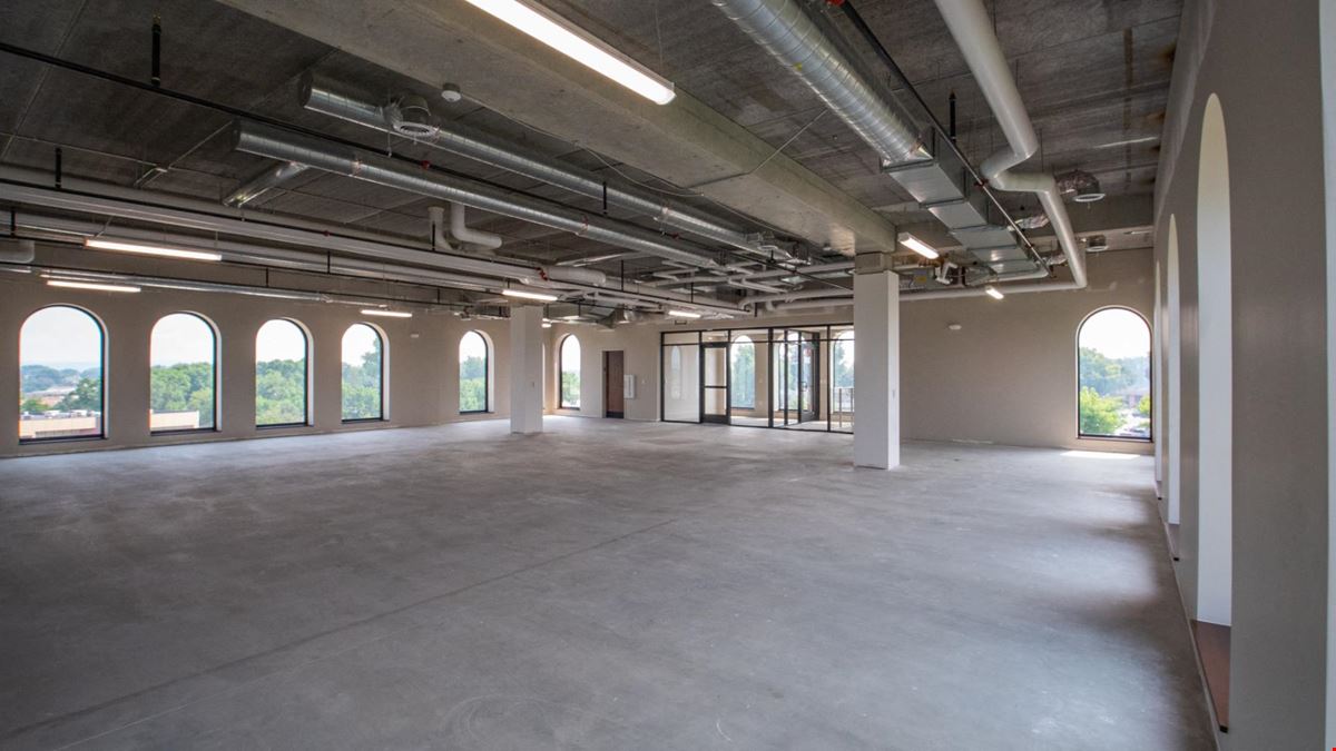 Professional Space Anchored by Established Bank