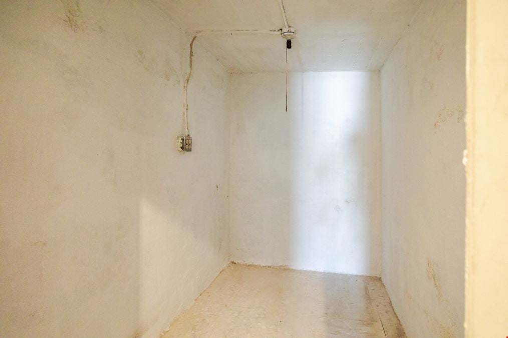 Chinatown Single Unit Free Stndng Bldg