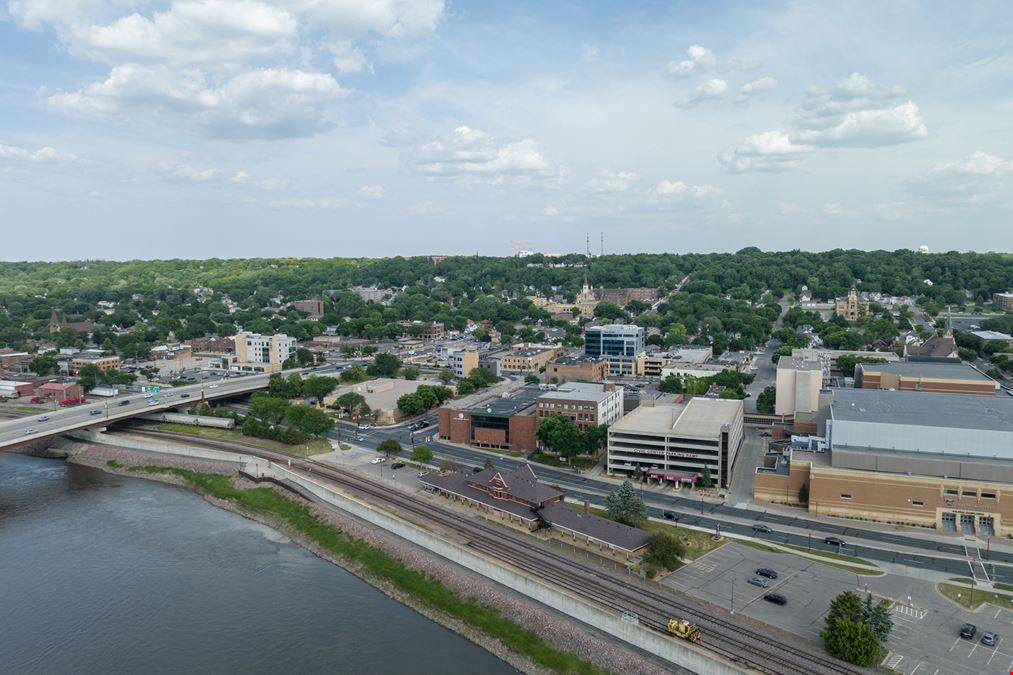 112 S Riverfront Dr