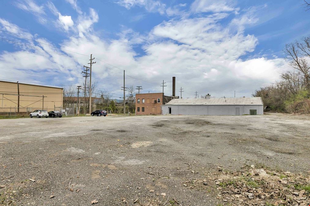 16,253 SF Industrial Building // 0.55 Acres // Available For Sale or Lease