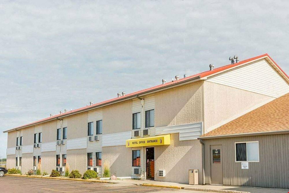 Super 8 by Wyndham (Combined with Econolodge by Choice Hotels in Luverne, MN)