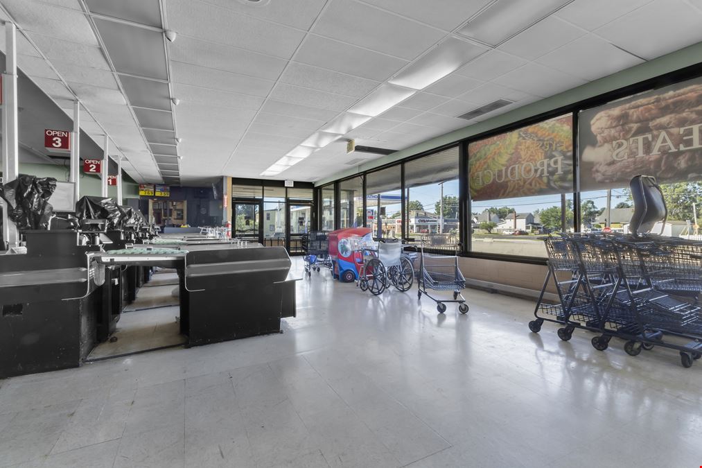 17,060 SF Former Grocery Store