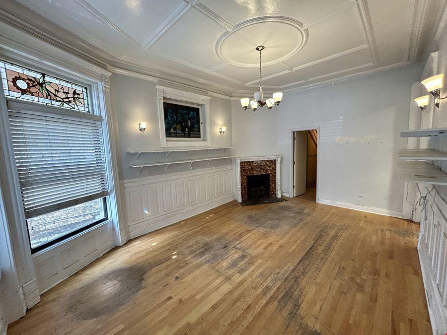 2438 N Clark - +/- 1,750 SF Commercial Space for Lease
