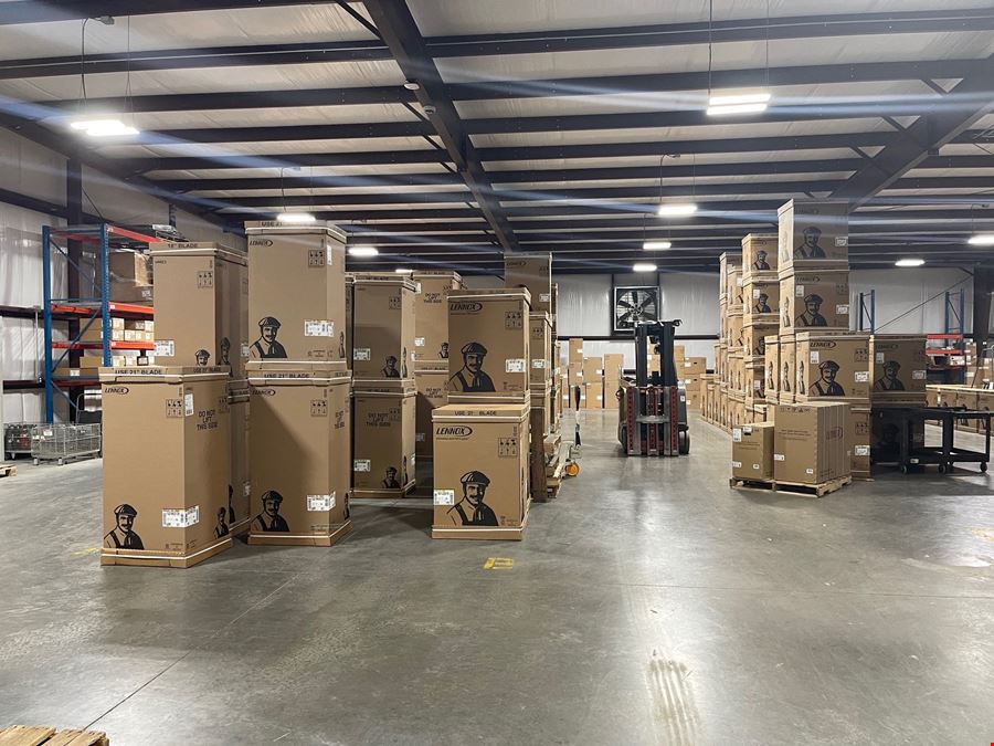±8,280 SF Warehouse Building with Showroom | Lease