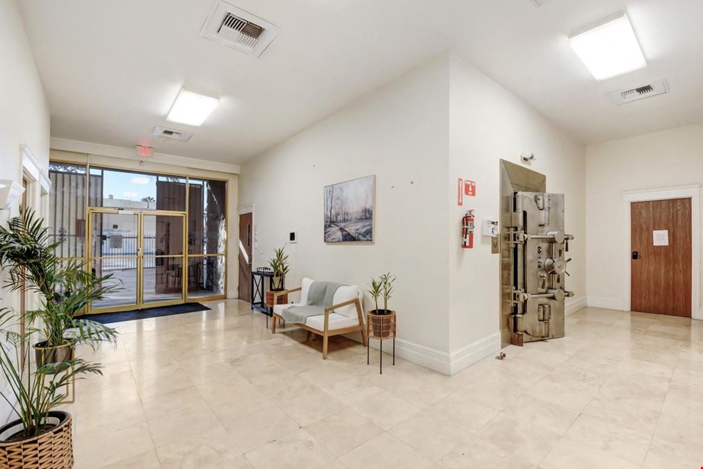401 W 4th St Corner Lot w Parking