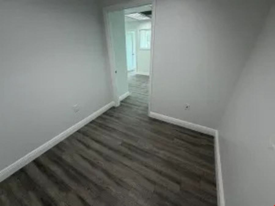 1743 SF Suite 203E PROFESSIONAL & MEDICAL OFFICE SPACE FOR LEASE
