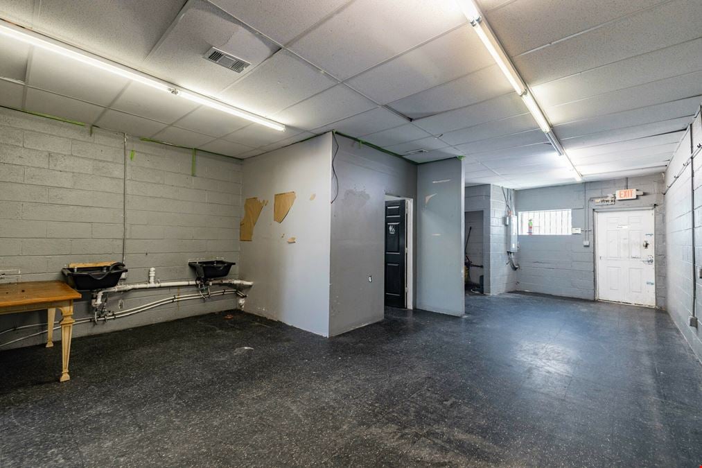 22220–22228 Gratiot Avenue (Units: 22220, 22224, 22228)
