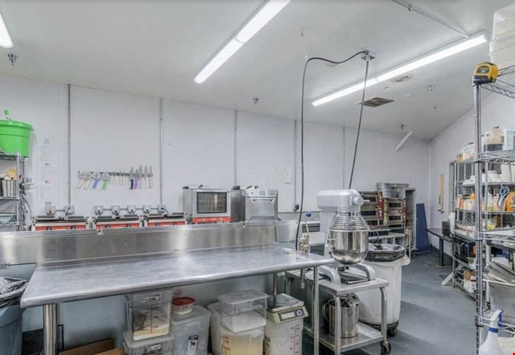 Taphouse with Kitchen & Food Cart Pads