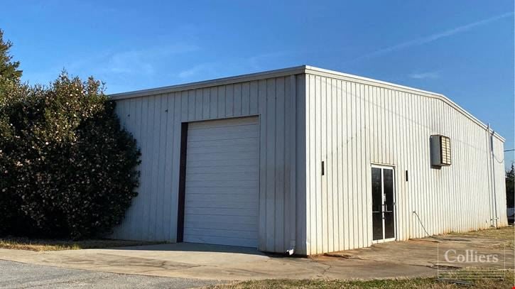 ±8,400-SF Move-In Industrial Warehouse Space