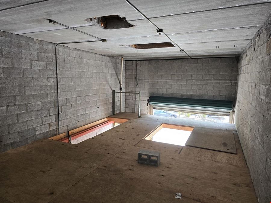 Office/Warehouse 950 SQFT