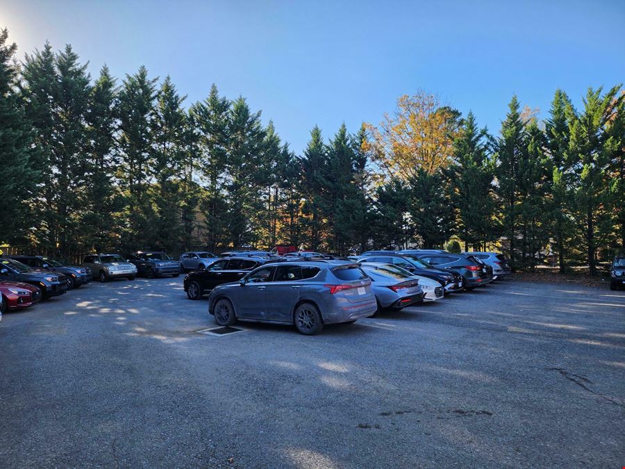 Commercial Building with Abundant Parking for Lease