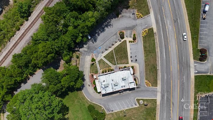 ±3,383-SF Freestanding Restaurant Building with Excellent Visibility