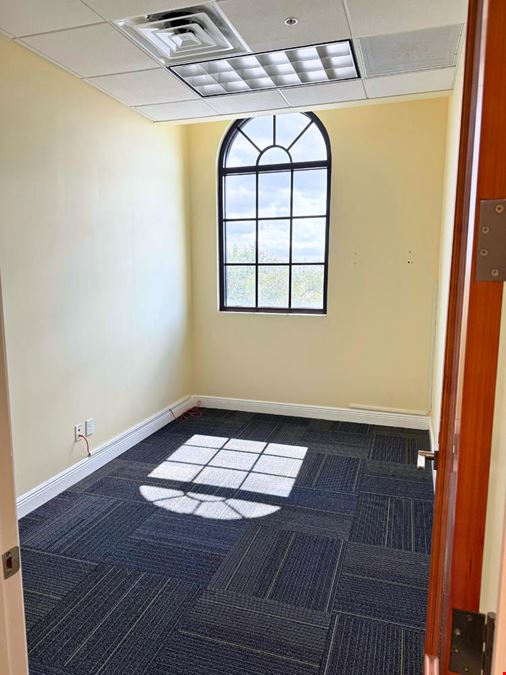 Professional Office Space 833 SQFT