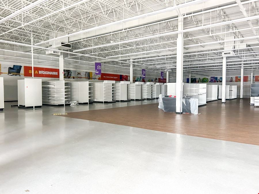 Oak Park Shopping Center: Highly-Visible Retail Suites for Lease