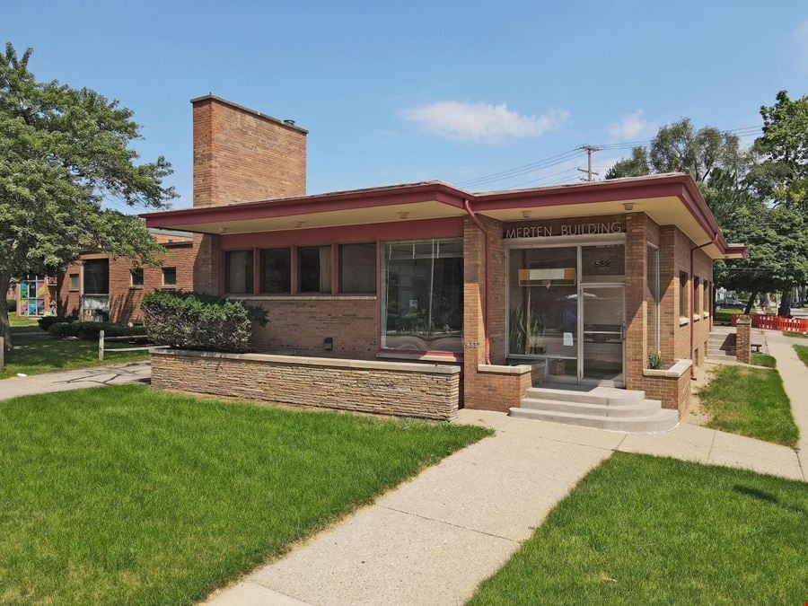 933 E Grand River Ave