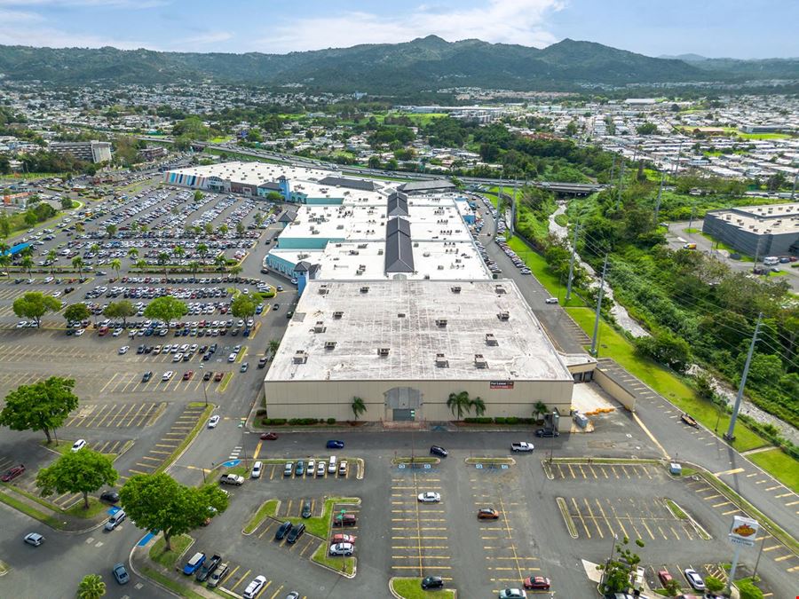 Retail Mixed Use in Shop at Caguas