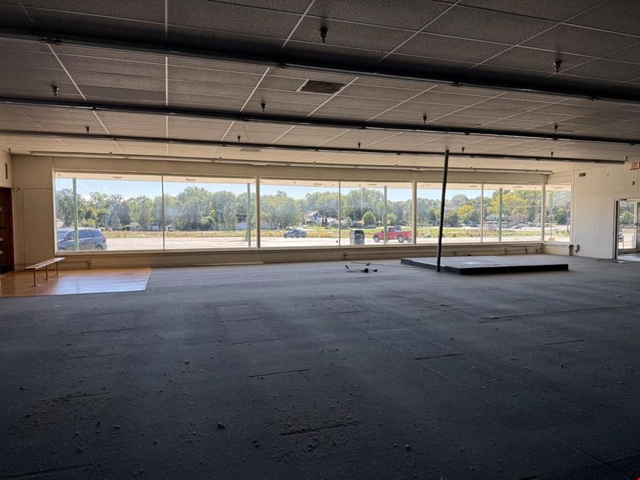 A big open retail floor in downtown Mundelein