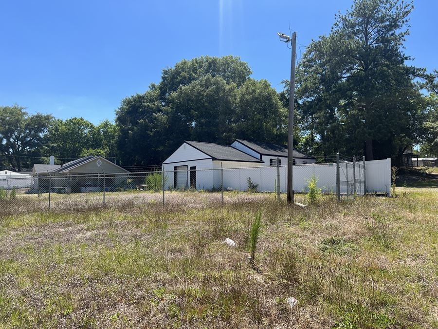 1,776 SF Flex Building Along Gillespie St