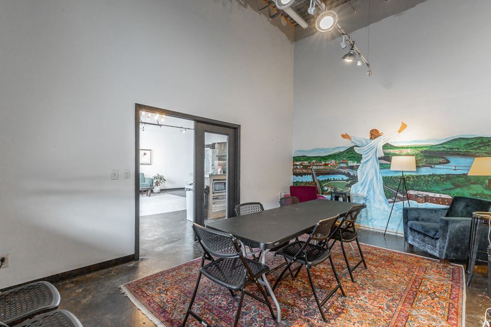 Office/Retail 4,000 SF with Large Open Space 18' Ceilings on Rossville Ave
