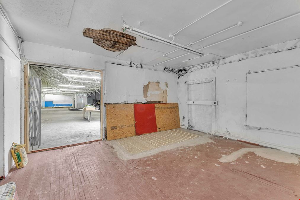 16,253 SF Industrial Building // 0.55 Acres // Available For Sale or Lease