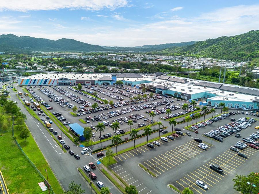 Retail Mixed Use in Shop at Caguas