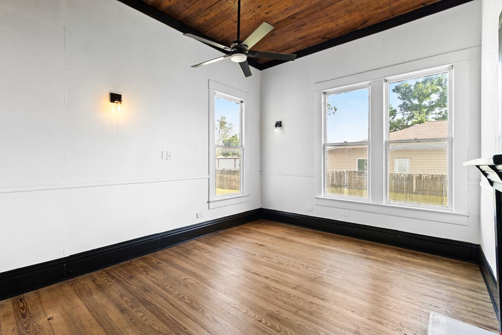 Charming Commercial Space in High-Traffic Location – Ideal for Café, Retail, Boutique, or Showroom Use