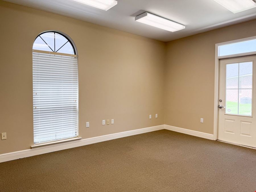 Move-In Ready Garden Office Off S Sherwood Forest Blvd