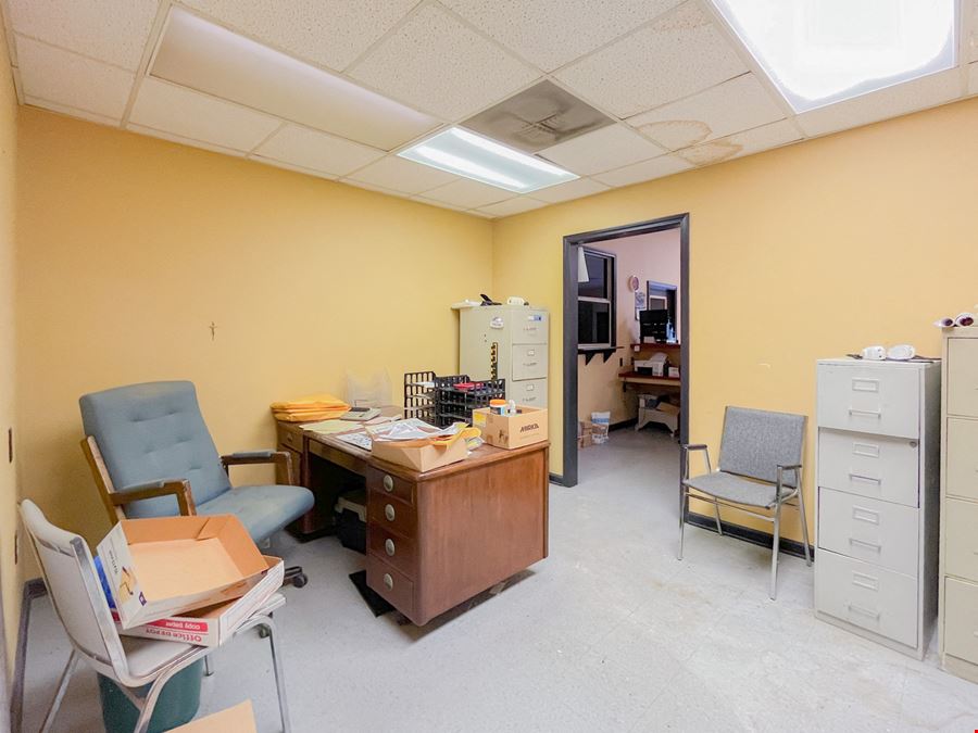 Corner Office / Warehouse ±5 Mins from Airline Hwy