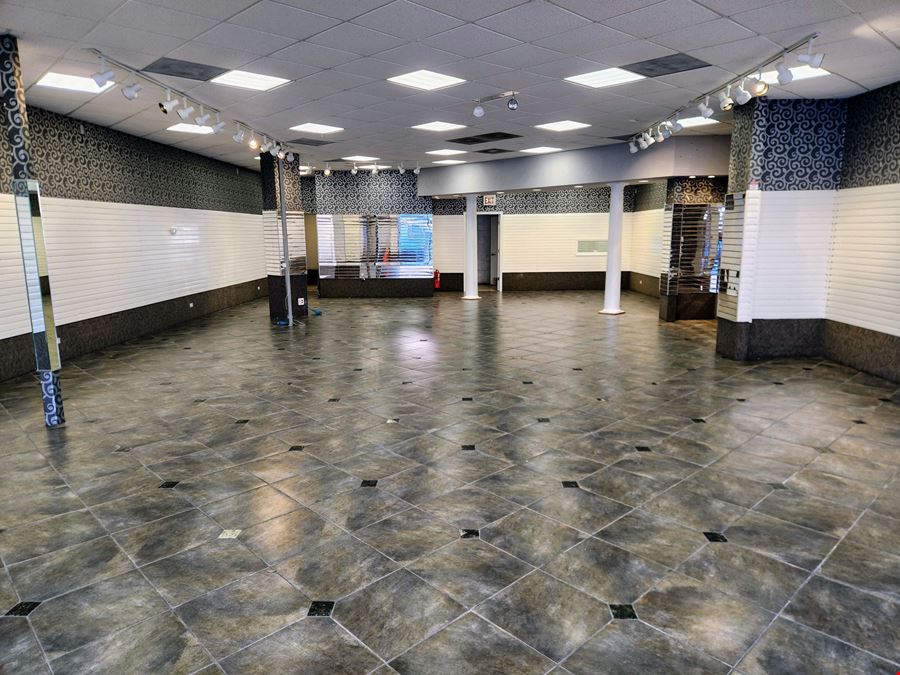 Lincoln Park | Strip Center for LEASE