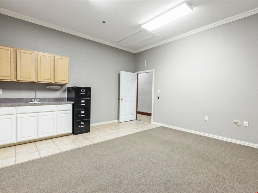 2425-2435 E Southlake Blvd