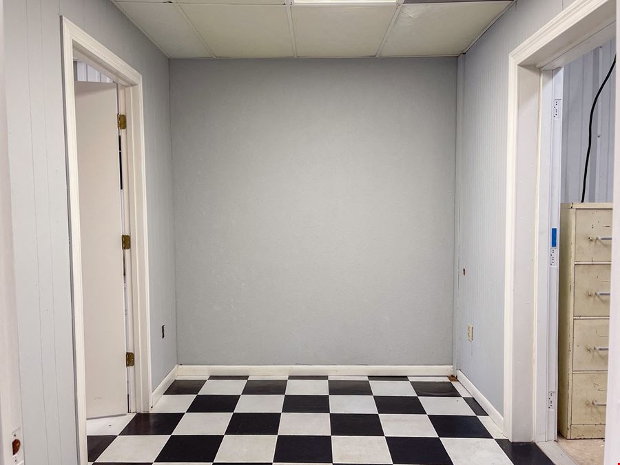 ±2,481 SF Commercial Building Near I-10 and Margaritaville Resort