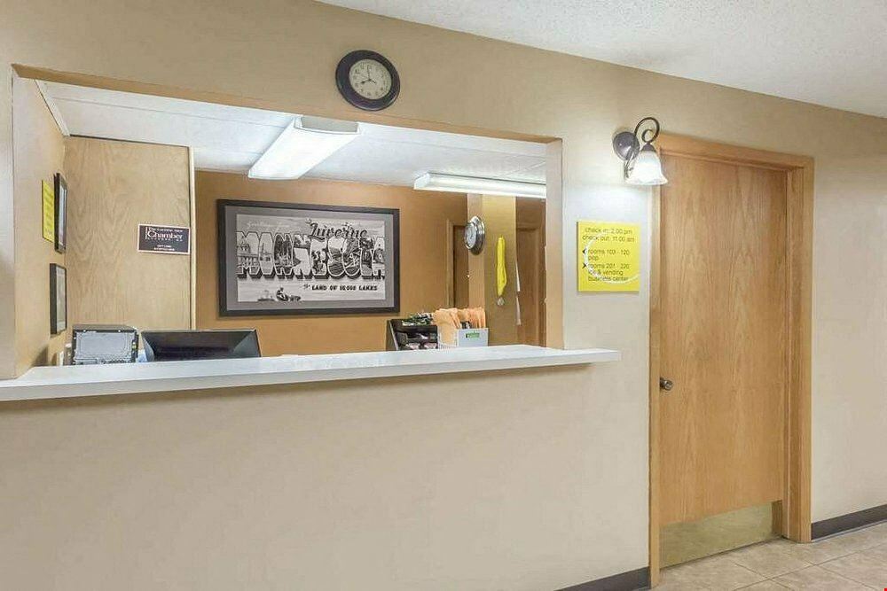 Super 8 by Wyndham (Combined with Econolodge by Choice Hotels in Luverne, MN)