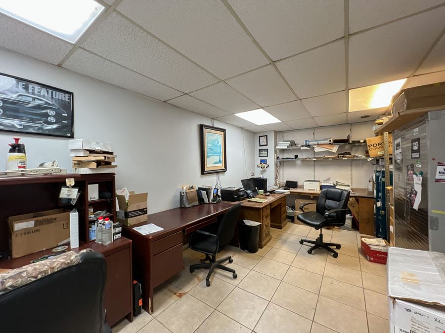 ±3,719 SF Retail / Warehouse Near Veterans Memorial Blvd