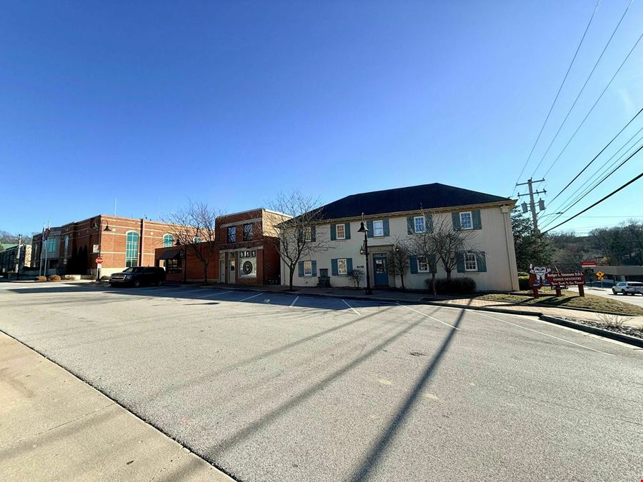 3,092 SF Office / Residential Building For Sale or Lease in Downtown Ozark Square