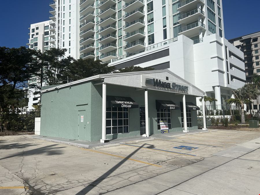 211 N Tamiami Trail